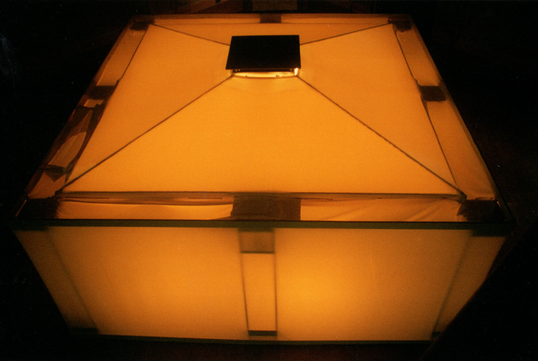 SonicRooms, Museum Ettlingen, Installationsansicht Gruppenausstellung „KunstRaum Stadt“, Leuchtendes Quadratisches gelbes Zelt.