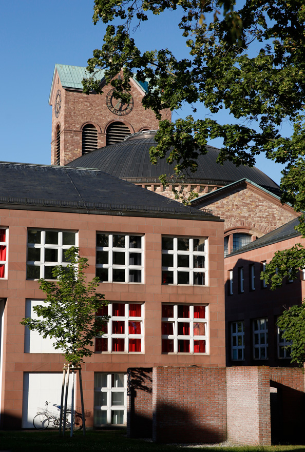 Das Bild zeigt das heutige Gebäude der Badischen Landesbibliothek von der Ritterstraße aus. Im Hintergrund ist der Turm der klassizistischen Kirche St. Stephan zu erkennen.