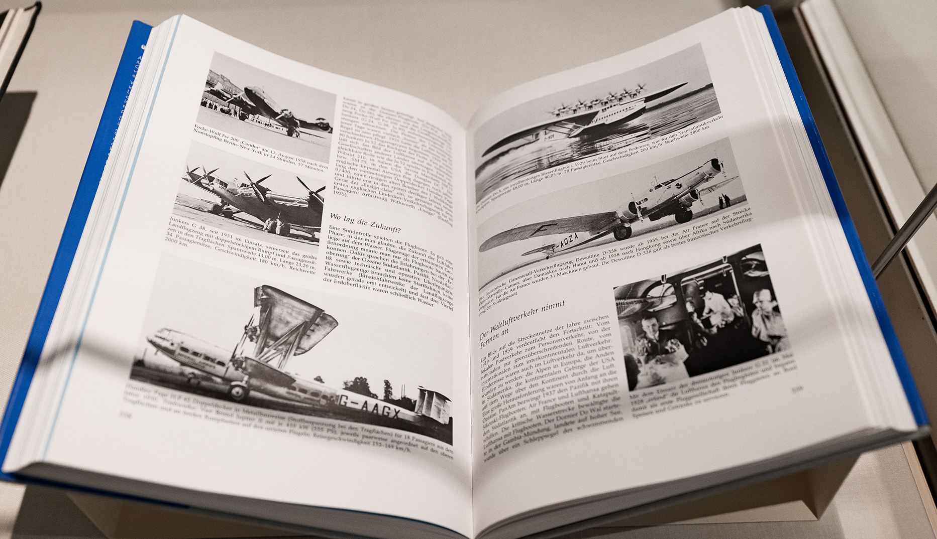 Geöffnetes Buch mit verschiedenen Schwarz-Weiß-Abbildungen von Flugzeugen