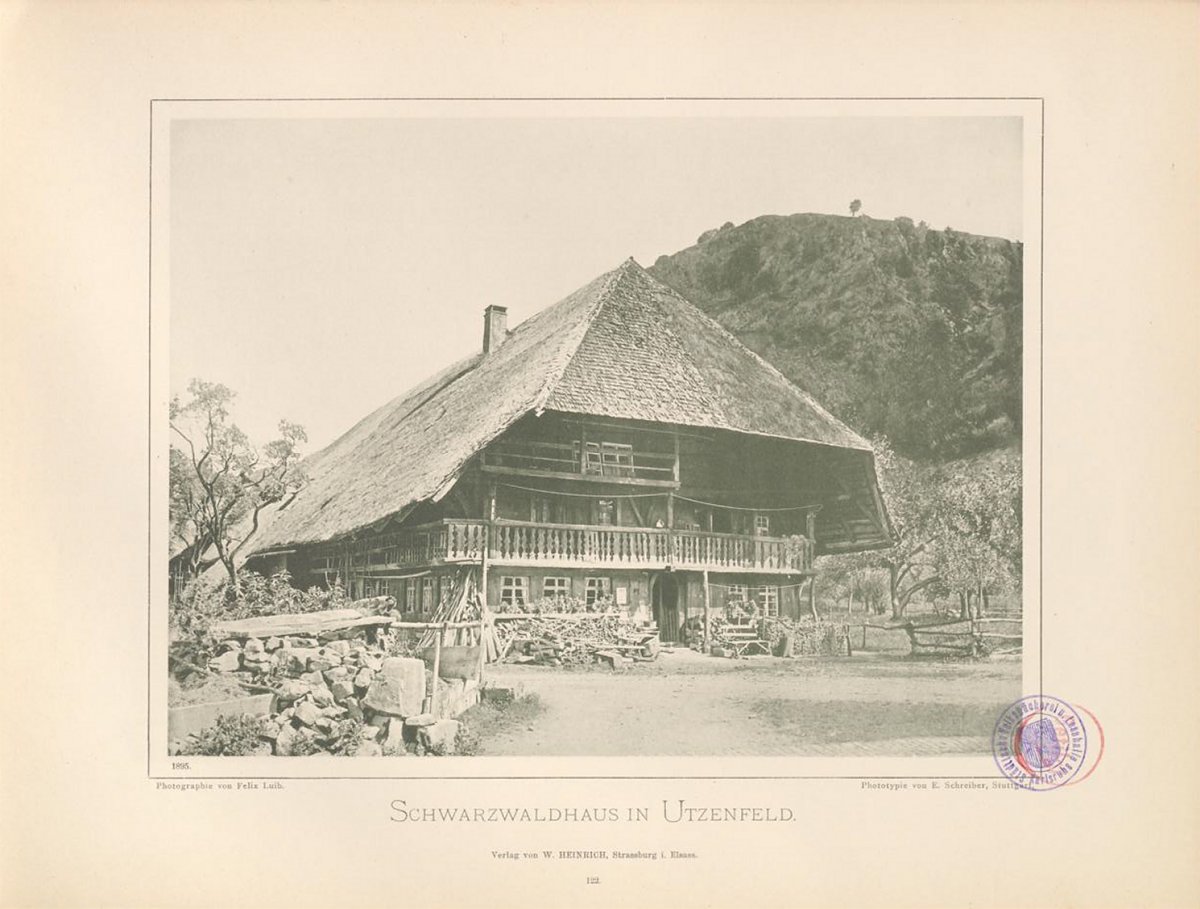 Schwarzweiße Fotografie eines Schwarzwaldhauses in Utzenfeld.