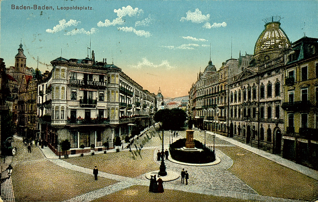 Die kolorierte Abbildung zeigt einen historischen Blick auf den Leopoldplatz in Baden-Baden samt dem Hotel Victoria und einigen Passanten. 