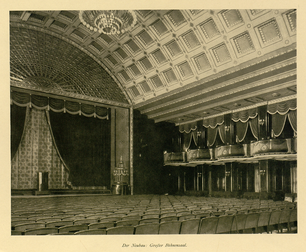 Zu sehen ist eine Illustration des reichhaltig verzierten Großen Bühnensaals des Kurhauses Baden-Baden. Die Illustration wurde 1918 veröffentlicht. 