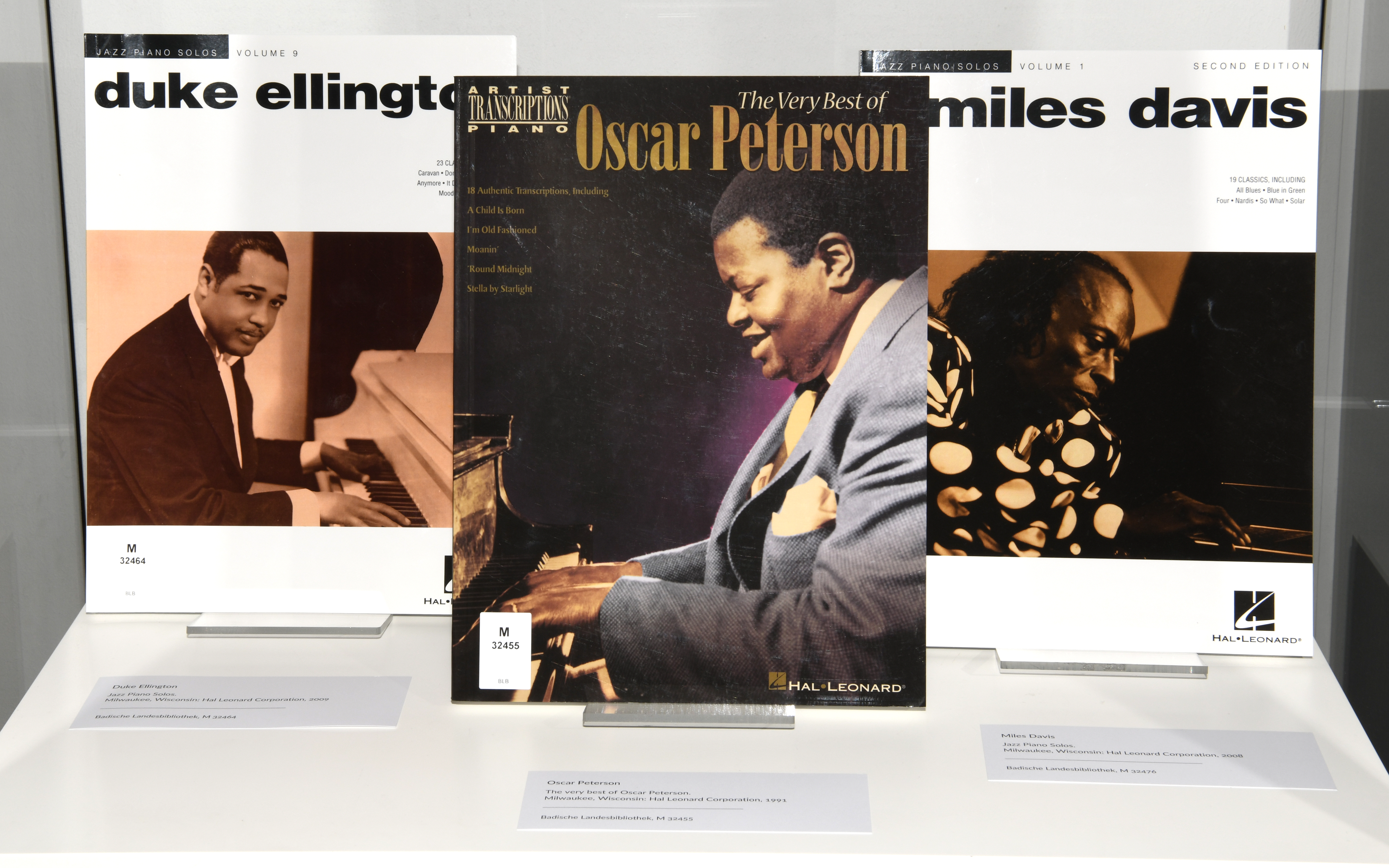 Fotografie von drei Publikationen zu Oscar Peterson, Duke Ellington und Miles Davis.