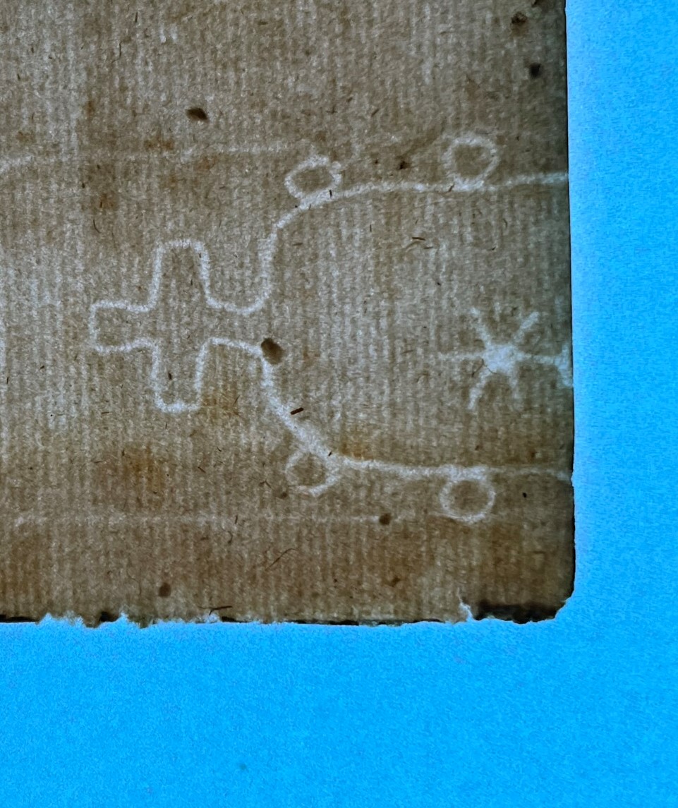 Zu sehen ist das Wasserzeichen Krone auf einem Papierblatt mithilfe der Durchlichtfolie.