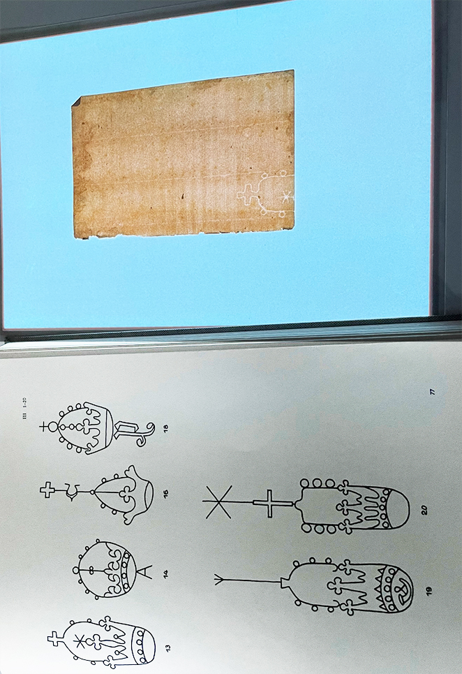 Zu sehen ist das Wasserzeichen Krone auf einem Papierblatt mithilfe der Durchlichtfolie und daneben mögliche Vorlagen aus der Gerhard Piccards Wasserzeichenkartei.