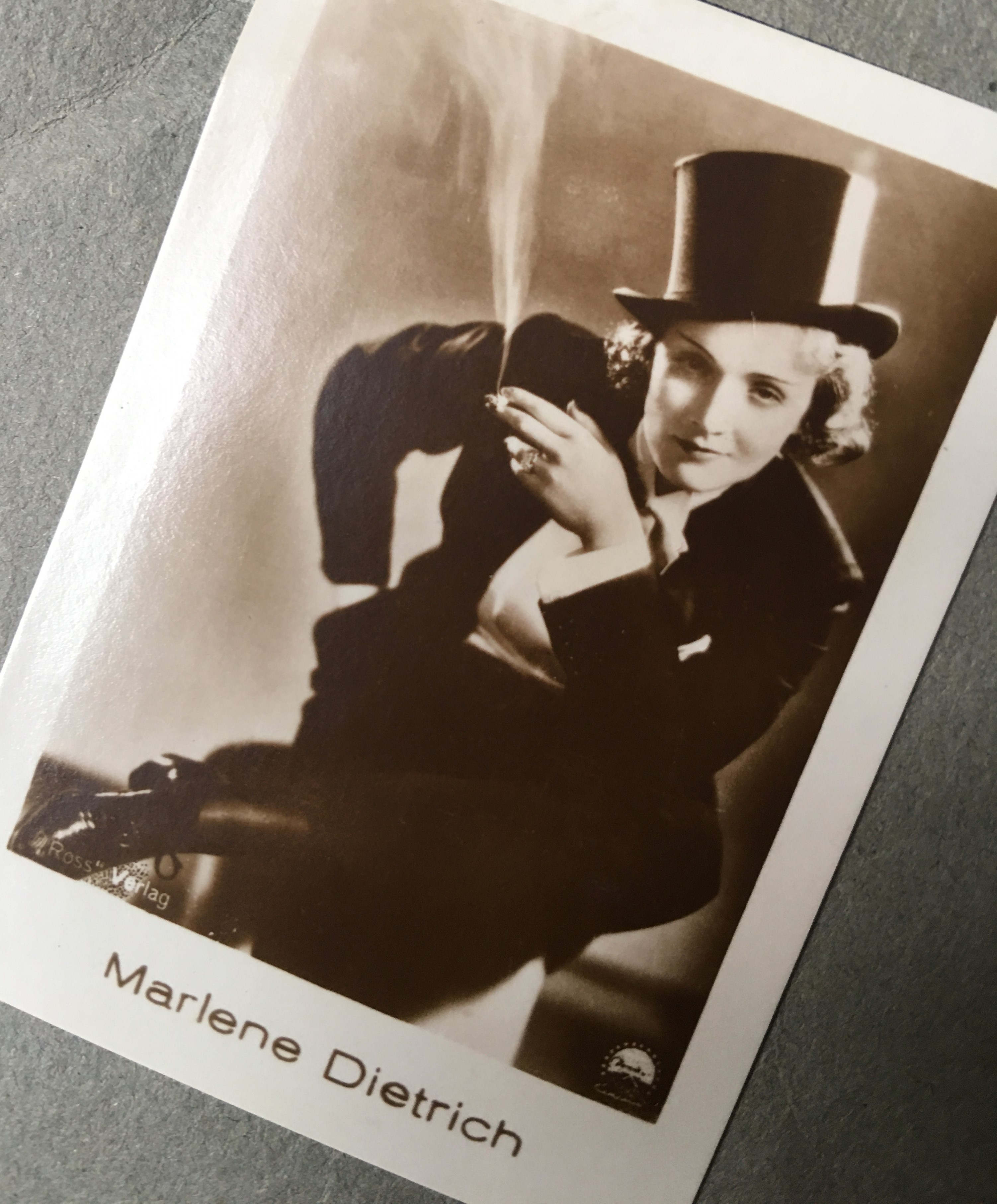 Marlene Dietrich. In: Mercedes Filmbilder : Tonfilmserie / A. Batschari Cigarettenfabrik G.m.b.H., Baden-Baden, 1930.