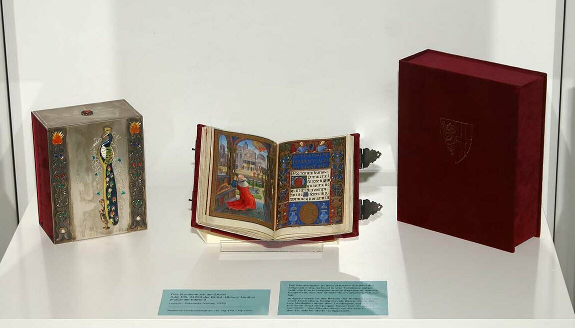 Das Stundenbuch der Sforza. Aufgeschlagen ist der Beginn der Bußpsalmen mit einer Darstellung König  Davids (links). Ein goldenes Medaillon unter dem Textbeginn auf der  rechten Seite zeigt den jungen Kaiser Karl V.. 