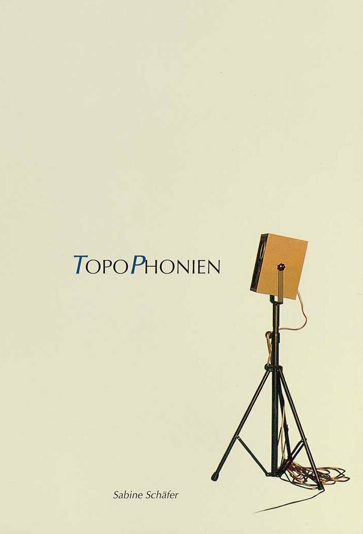© Badische Landesbibliothek Künstlerkatalog TopoPhonien, Ein Raumklang-Kunstprojekt von Sabine Schäfer, Cremefarbenes Cover mit einem Lautsprecher rechts unten.