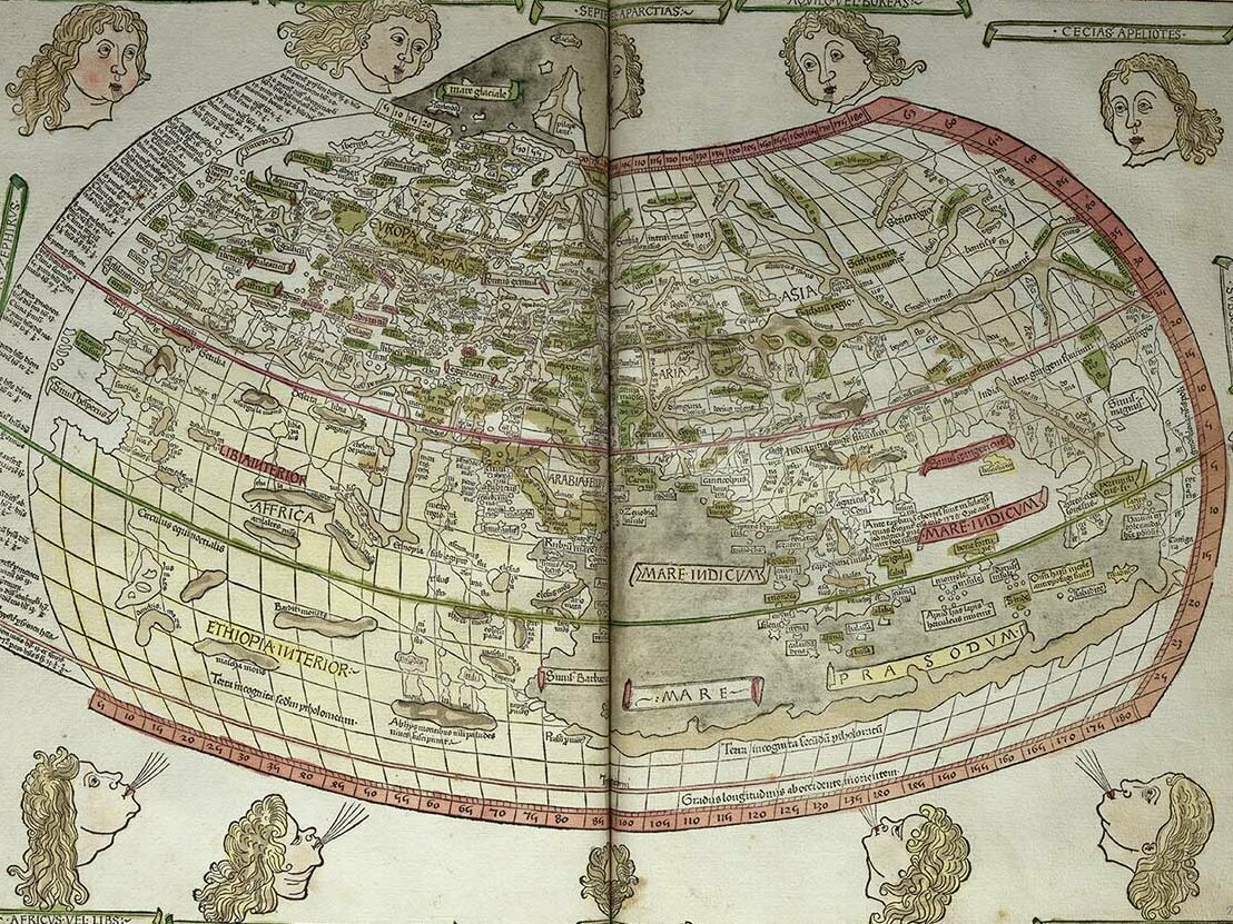 Cosmographia von Claudius Ptolemäus: Feinteilige Weltansicht auf Doppelseite, um die Karte rum schweben blonde Köpfe die teilweise auf die Karte pusten.