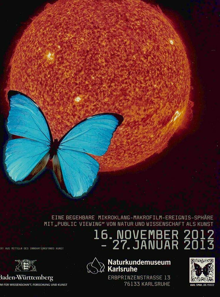 © Badische Landesbibliothek SolarSonical Insects #2 Plakat zur Ausstellung, Aufnahme der Sonne mit einem blauen Schmetterling links unten.