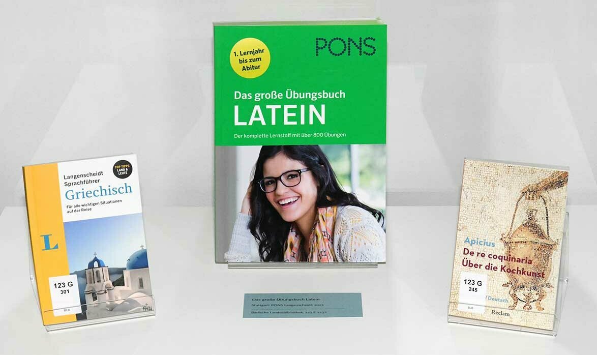 Zu sehen sind drei Bücher.