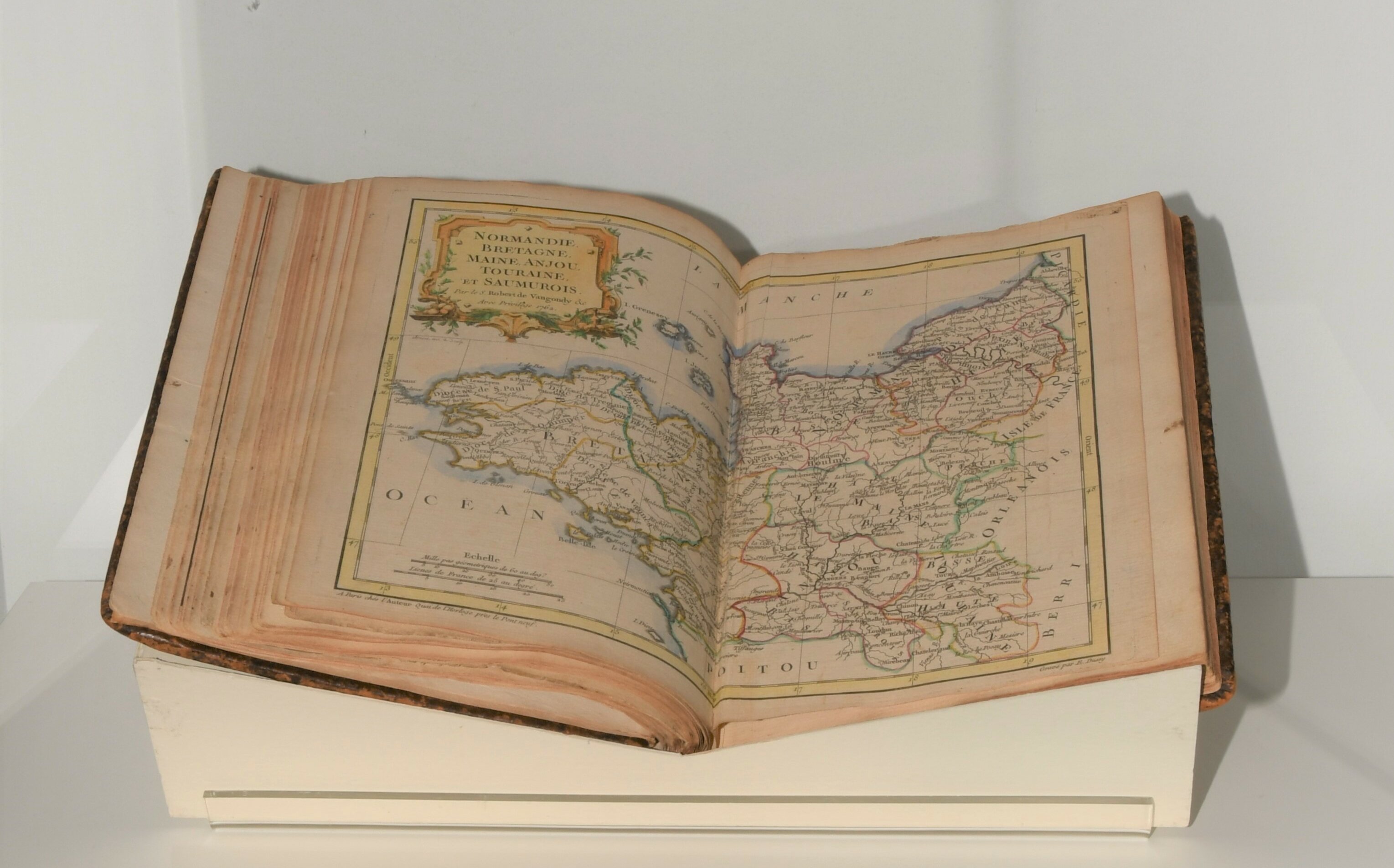 Zu sehen ist aufgeschlagenes Buch mit einer historischen Karte. 