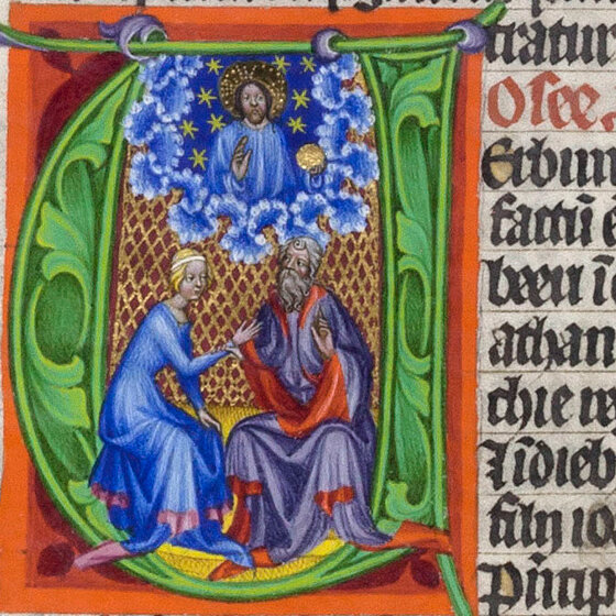 Zu sehen ist der Prophet Hosea vor dem eine Frau kniet. Über der Szenerie ist Gott mit einer Segnungsgeste zu sehen. 