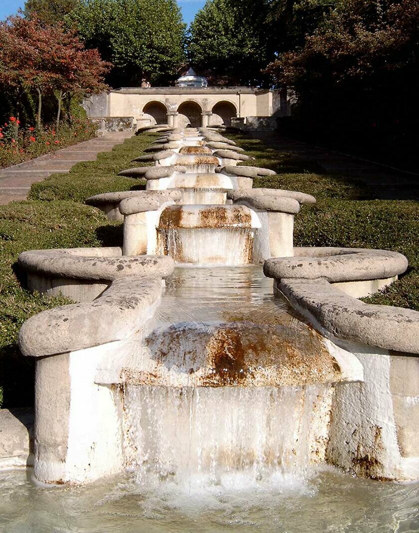 © Foto: Andreas Schwarzkopf (Wikimedia Commons, CC-BY-SA) Zu sehen ist die von Max Laeuger entworfene Wasserkunstanlage Paradies in Baden-Baden. Man schaut von unten her über mehrere Stufen der Anlage nach oben.