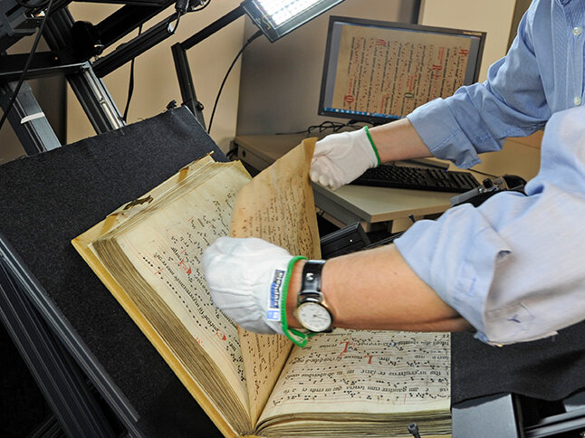 n der Digitalisierungswerkstatt der Badischen Landesbibliothek wird eine prächtige mittelalterliche Notenhandschrift digitalisiert.