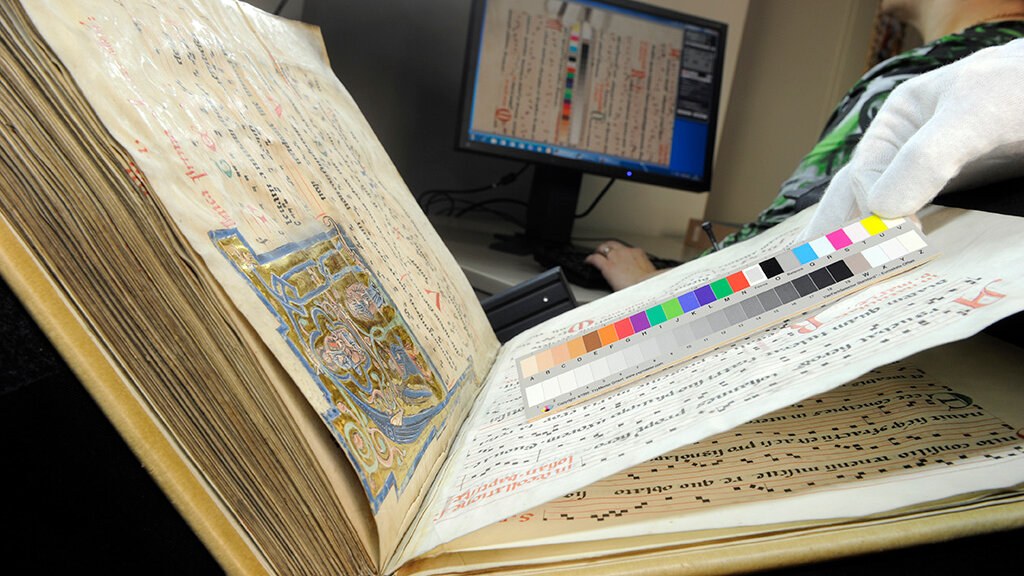 n der Digitalisierungswekstatt der Badischen Landesbibliothek wird ein prunkvoller mittelalterlicher Codex mit Goldinitiale digitalisiert.