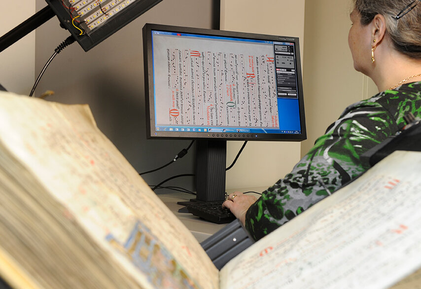 Zu sehen ist die Digitalisierung einer mittelalterlichen Notenhandschrift in der Digitalisierungswerkstatt der Badischen Landesbibliothek. 