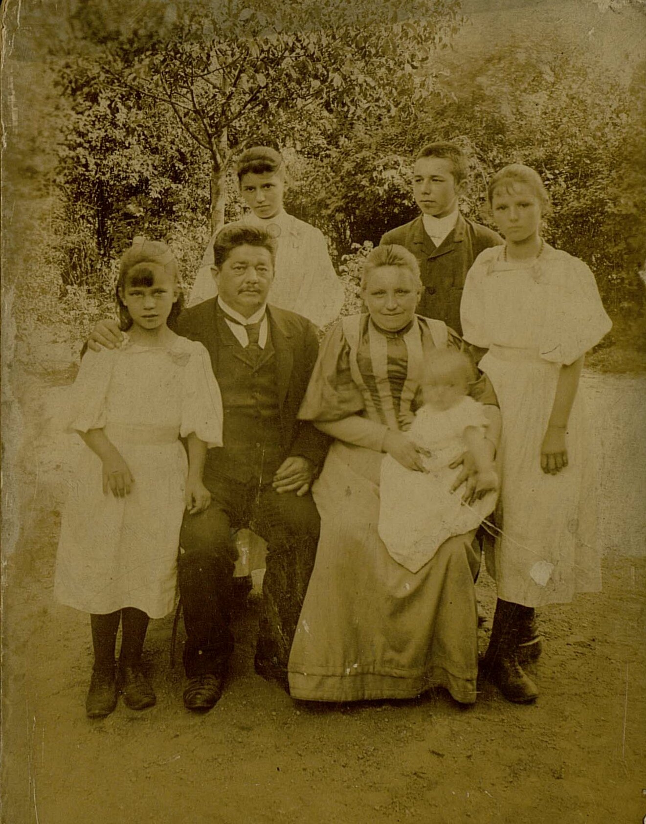 Foto der Familie Emil Lichtenauer: Das Elternpaar ist umgeben von fünf Kindern verschiedenen Altern.