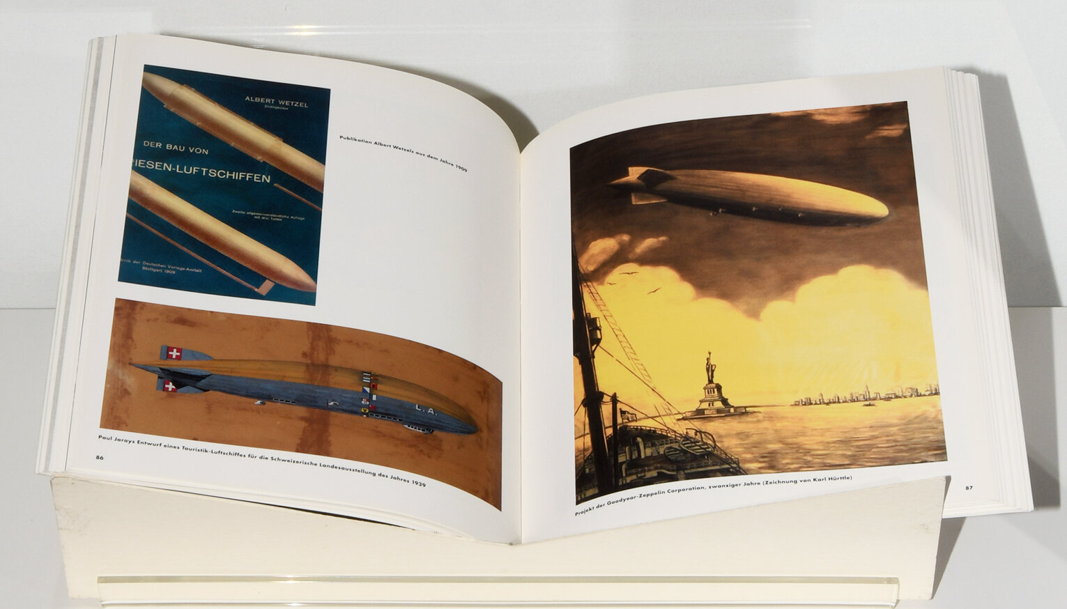 Das Foto zeigt das Buch "Luftschiffe, die nie gebaut wurden" von Jürgen Bleibler in der Virtrine