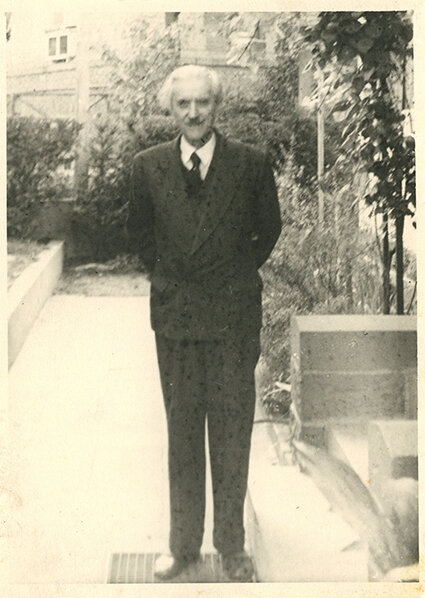 Hans Berblinger, aufgenommen von Clara Faisst Ende Oktober 1947 vor seinem Haus in Karlsruhe-Durlach. Stadtarchiv Karlsruhe, 8/PBS oIII 1404
