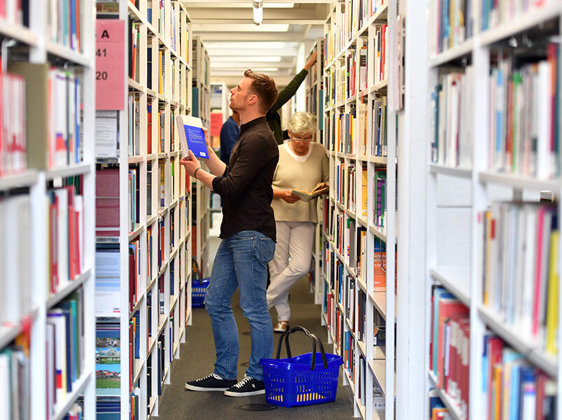 BesucherInnen halten sich im Offenen Magazin auf.