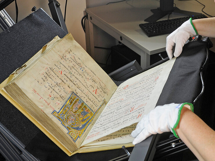 In der Digitalisierungswerkstatt der Badischen Landesbibliothek wird eine prächtige mittelalterliche Notenhandschrift digitalisiert.