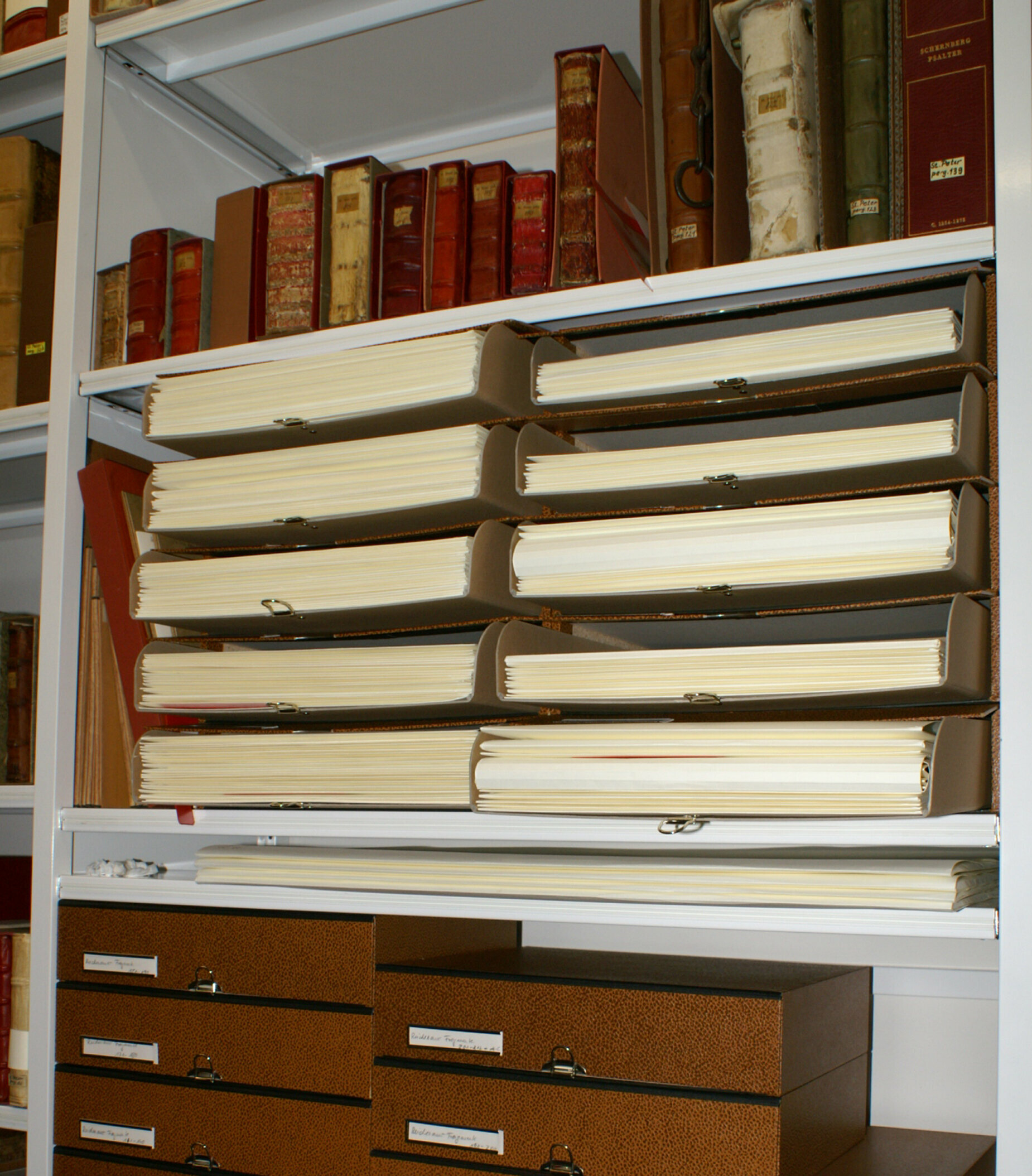 Das Bild zeigt die liegende Aufbewahrung von wertvollen Materialien in der Badischen Landesbibliothek.