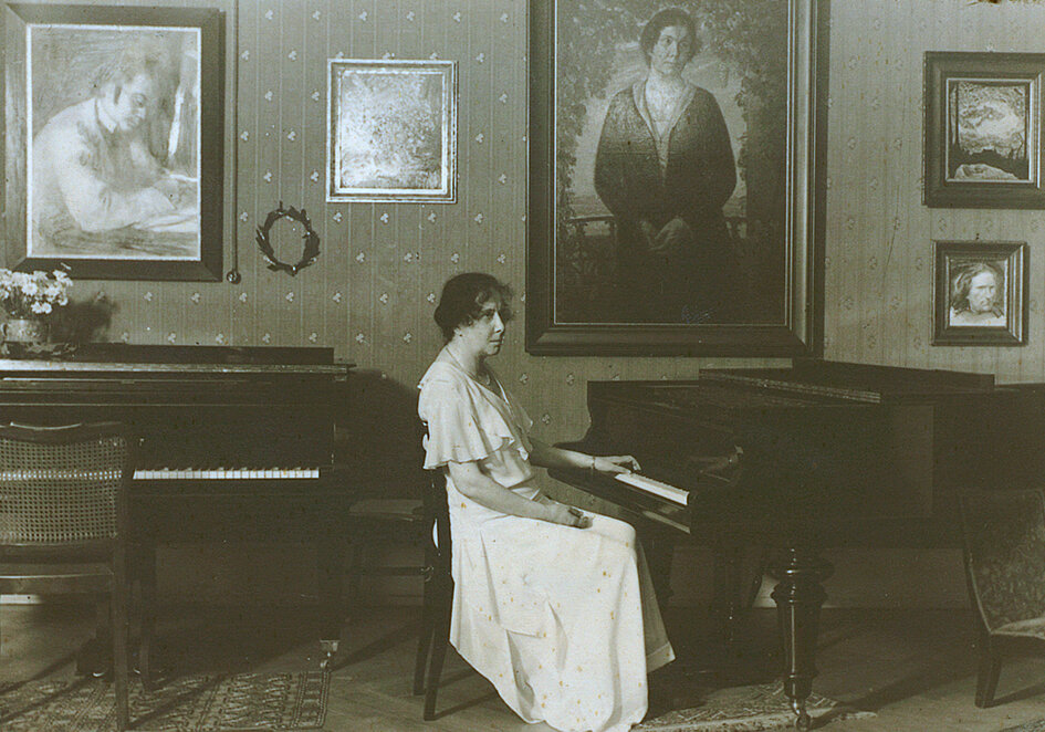 Clara Faisst in ihrem Musikzimmer mit zwei Flügeln in der Kriegsstraße 75 in Karlsruhe. Foto, um 1936. Badische Landesbibliothek, Signatur Mus. Hs. 1420a