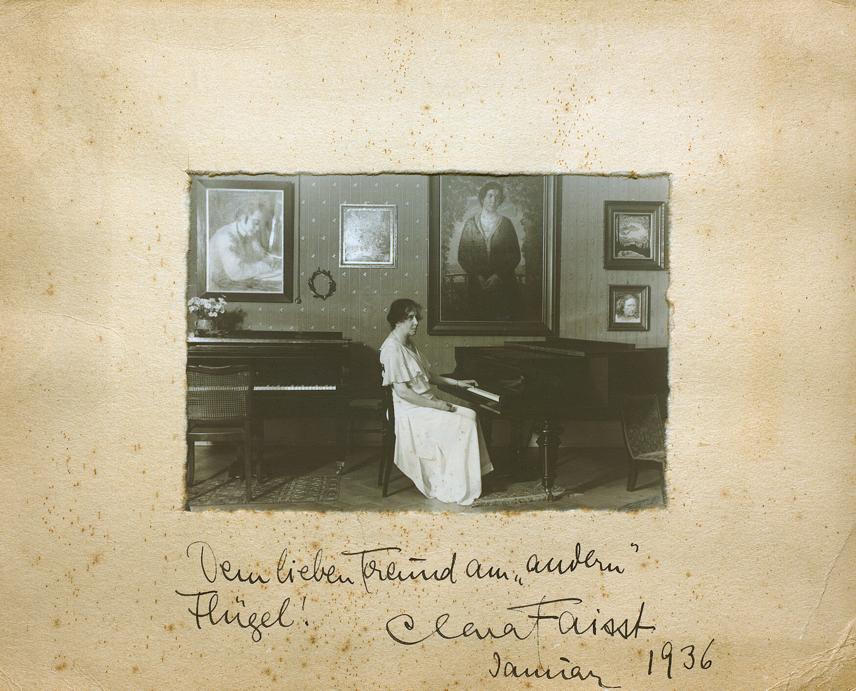 Clara Faisst in ihrem Musikzimmer mit zwei Flügeln in der Kriegsstraße 75 in Karlsruhe. Foto, um 1936. Badische Landesbibliothek, Signatur Mus. Hs. 1420a
