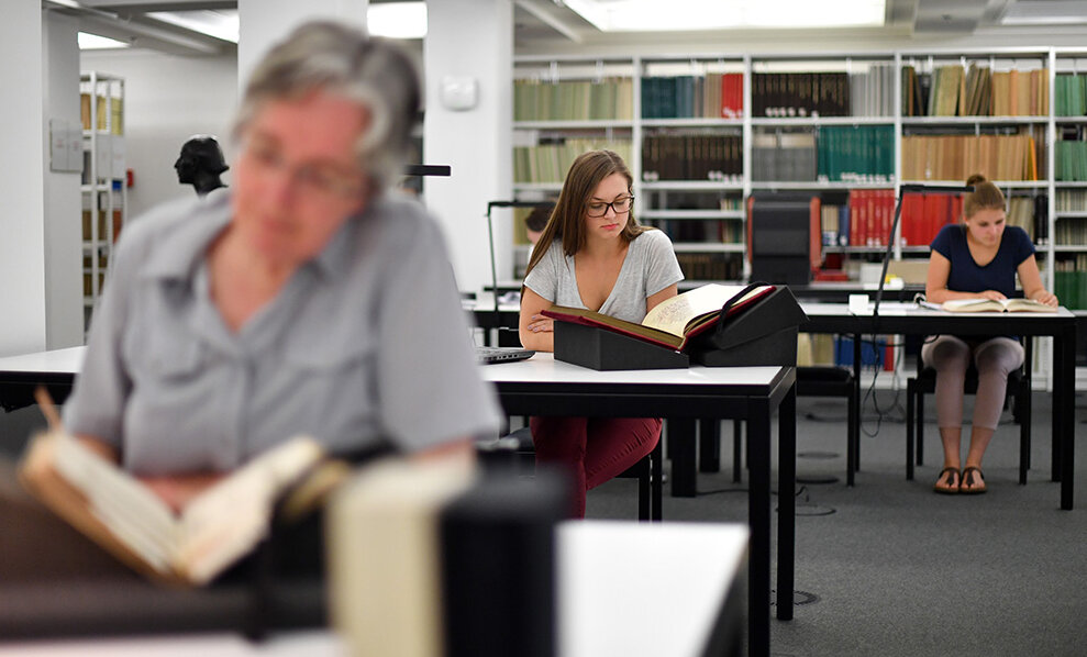 Drei Forscherinnen arbeiten im Lesesaal Sammlungen mit den historischen Beständen der Badischen Landesbibliothek.