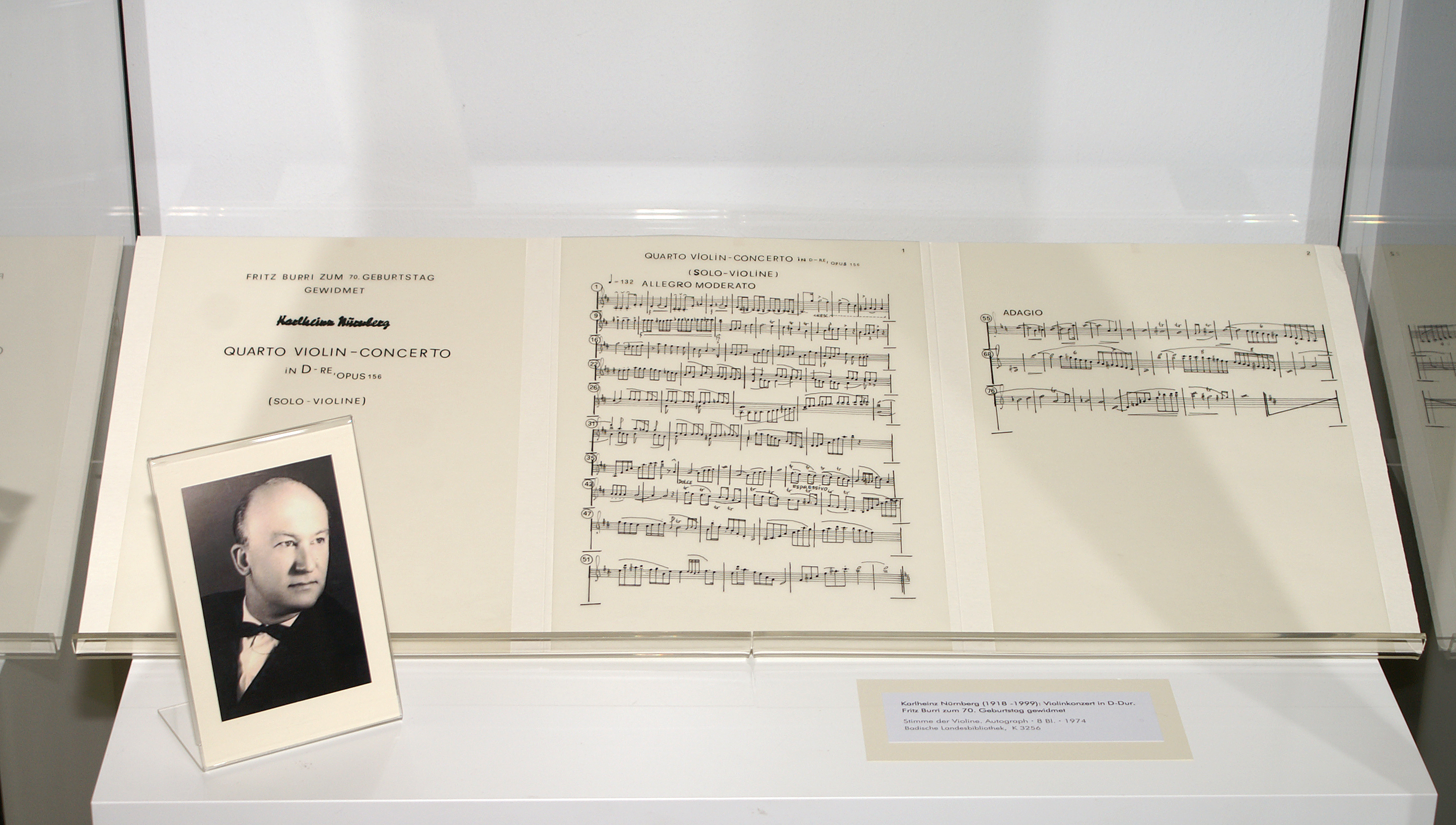 Ausgestellt ist das Violinkonzert in D-Dur und ein kleines schwarz-weiß Porträt von Karlheinz Nürnberg.