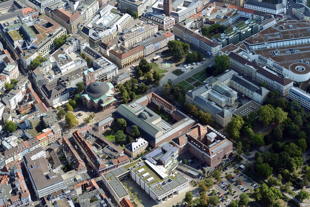 Das Bild zeigt eine Aufsicht auf das Gebäude der Badischen Landesbibliothek im Zentrum von Karlsruhe.