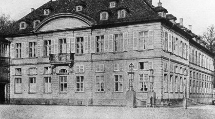 Das Bild ist eine alte Schwarz-Weiß-Aufnahme des ehemaligen Bibliotheksflügels des Karlsruher Schlosses.