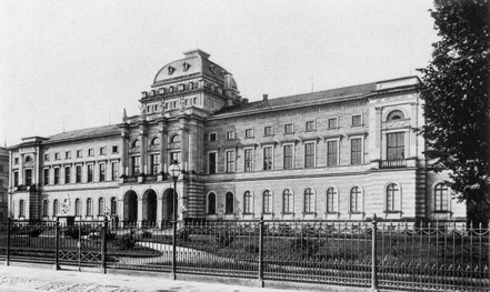 Das Bild ist eine Schwarz-Weiß-Aufnahme des Sammlungsgebäudes der Großherzoglichen Hof- und Landesbibliothek am Friedrichsplatz in Karlsruhe.