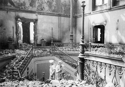 Das Bild ist eine Schwarz-Weiß-Aufnahme der Badischen Landesbibliothek nach der Bombadierung vom 2. auf den 3. September 1942. Zu sehen ist die Ruine des ehemaligen Treppenhauses.