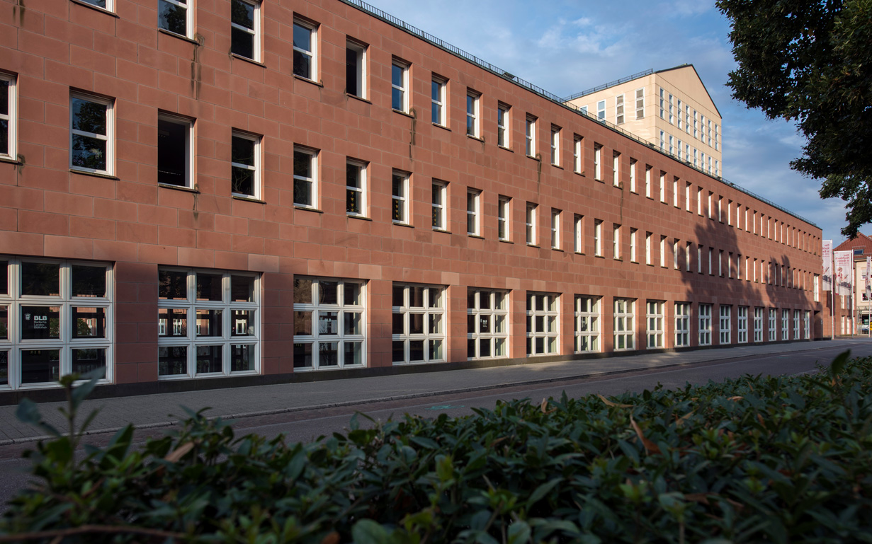 Das Bild zeigt die Gebäudefassade der Badischen Landesbibliothek in der Erbprinzenstraße in Karlsruhe.