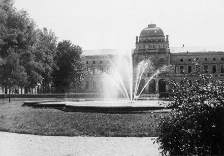 Das Bild ist eine Schwarz-Weiß-Aufnahme des Sammlungsgebäudes der Großherzoglichen Hof- und Landesbibliothek am Friedrichsplatz aus dem 19. Jahrhundert.