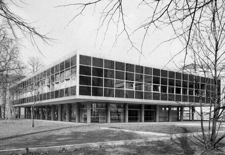 Das Bild ist eine Schwarz-Weiß-Aufnahme des Bibliotheksneubaus am Nymphengarten in Karlsruhe, der 1964 fertiggestellt wurde. 