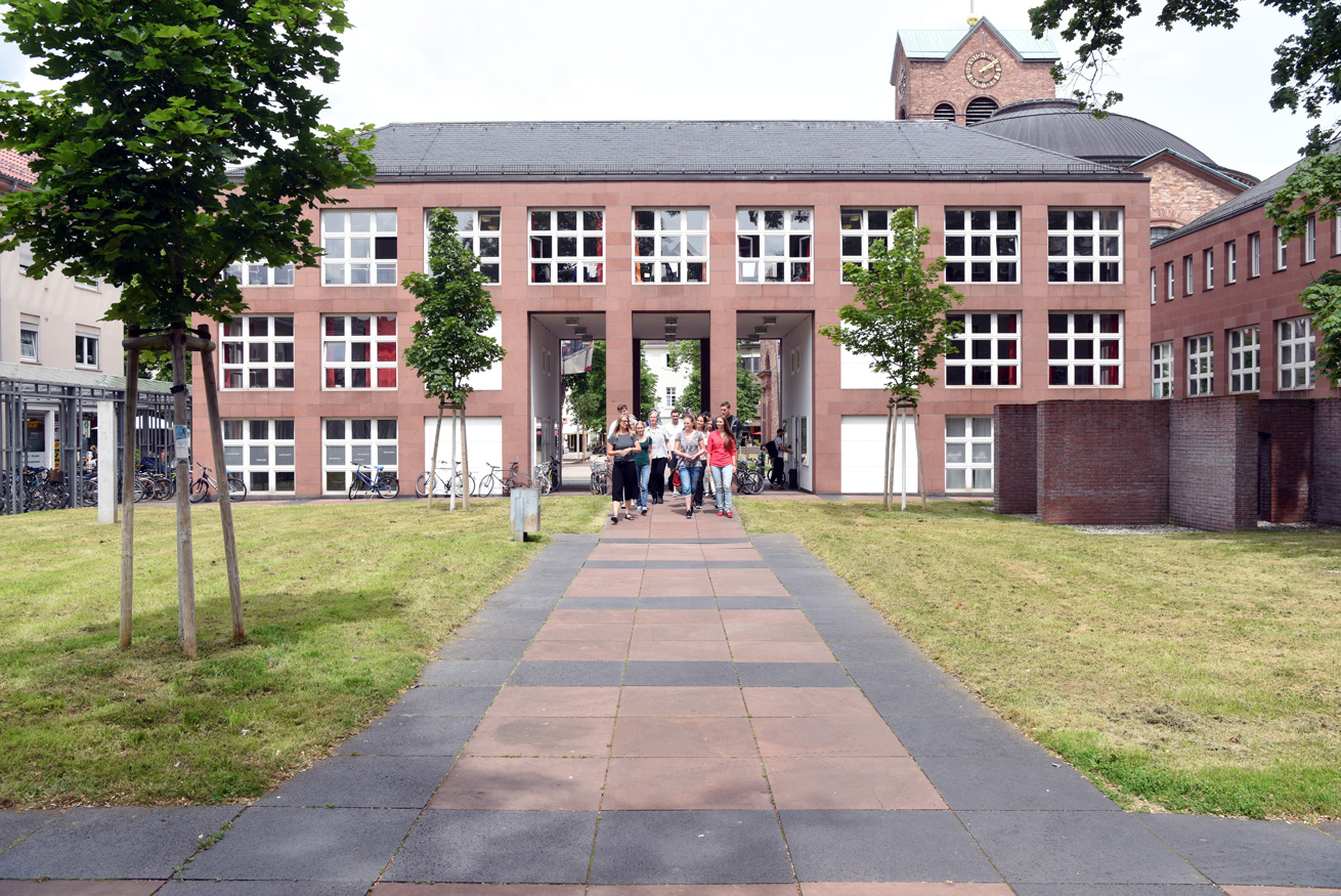 Das Bild zeigt das Wissenstor der Badischen Landesbibliothek mit Lern- und Gruppenarbeitsräumen.