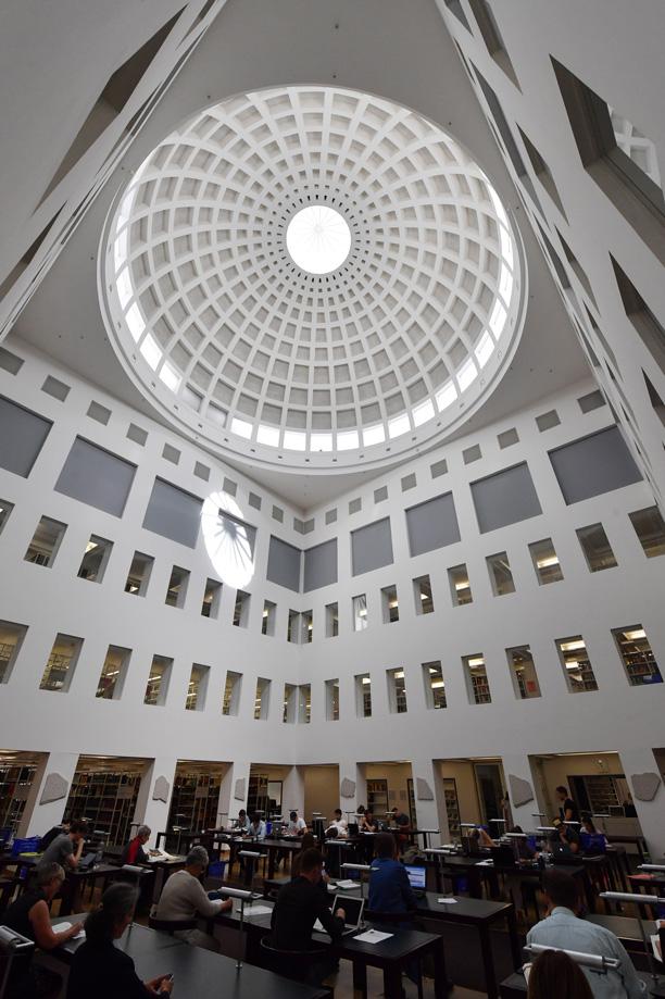 Das Bild zeigt die Kuppel des Lesesaals der Badischen Landesbibliothek, in extremer Untersicht fotografiert.