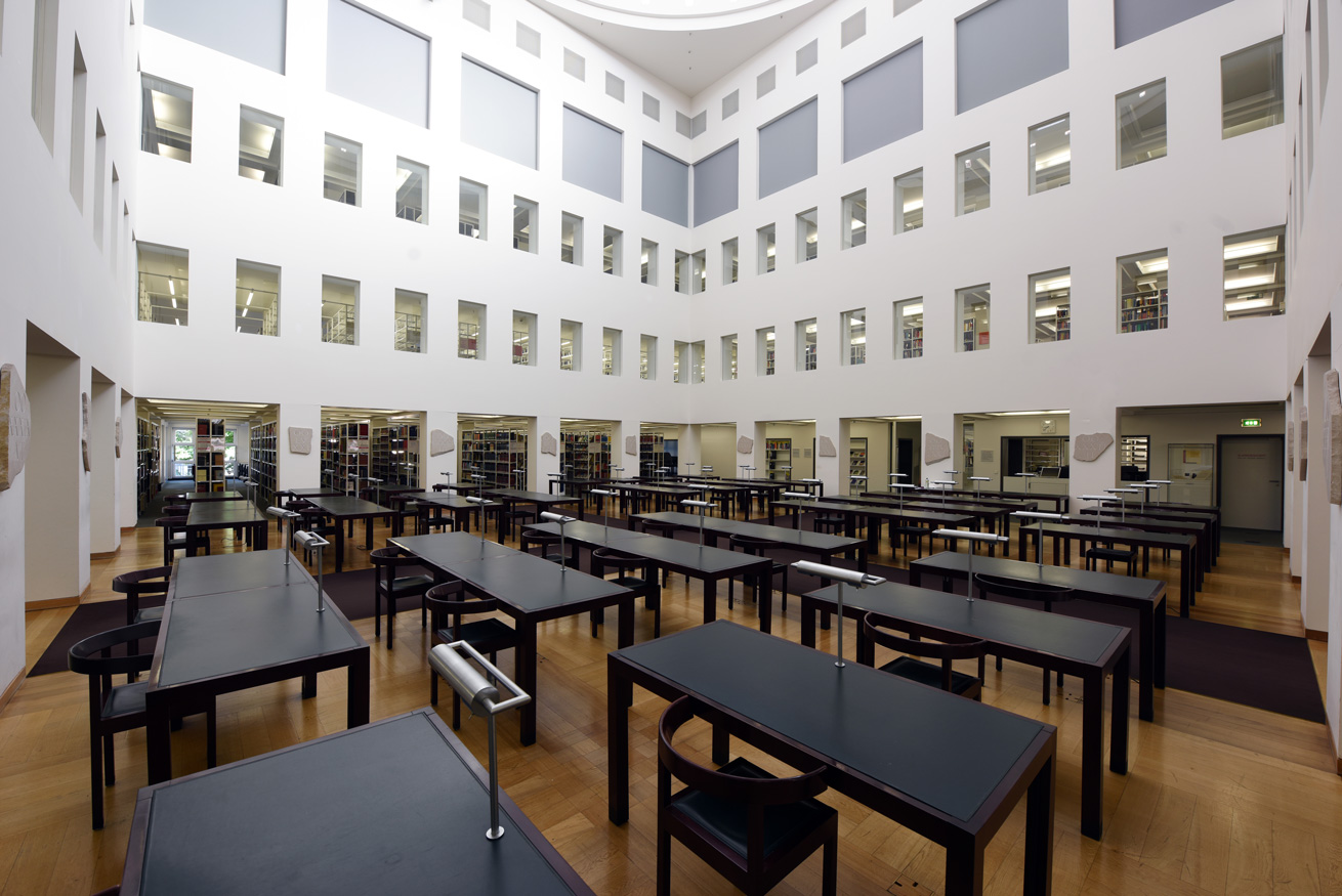 Das Bild zeigt die Wandmalereien des Künstlers Günter Förg im Lesesaal der Badischen Landesbibliothek. Es handelt sich dabei um quadratische Farbfelder, von denen jedes in einem differenten Grauton gestaltet ist.