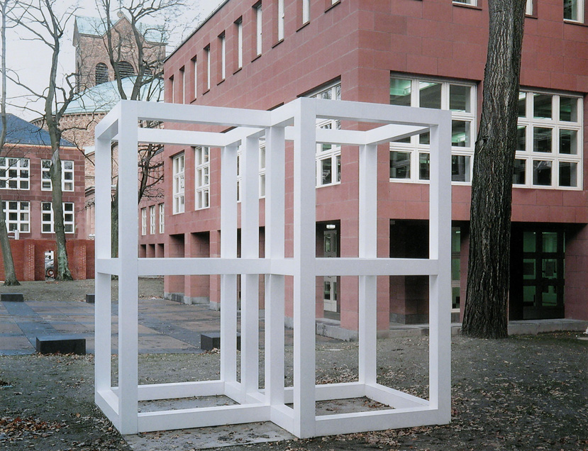 Das Bild zeigt das Werk "2–2 Half Off" des minimalistischen Konzeptkünstlers Sol LeWitt, das aus einem Gittergerüst aus mehreren ineinander gefügten Quadraten besteht.