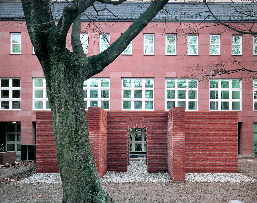 Das Bild zeigt das Werk Per Kirkebys im Skulpturengarten vor der Badischen Landesbibliothek.