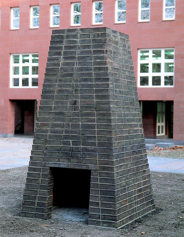 Das Bild zeigt das Werk "Mehr Licht" des Künstlers Georg Herold im Skulpturengarten vor der Badischen Landesbibliothek.