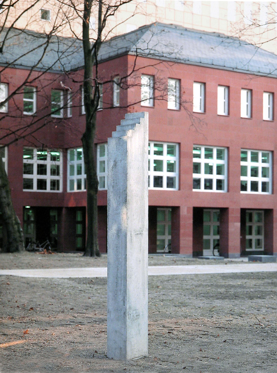 Das Bild zeigt das Werk "Die hohe Treppe" des Künstlers Hubert Kiecol im Skulpturengarten vor der Badischen Landesbibliothek.