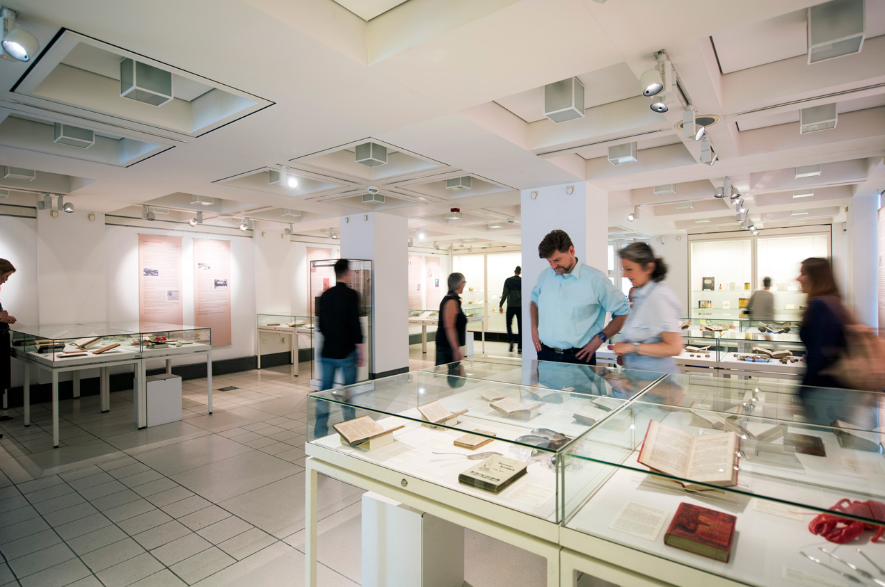 Das Bild zeigt Besucherinnen und Besucher beim Rundgang durch den Ausstellungsraum der Badischen Landesbibliothek.