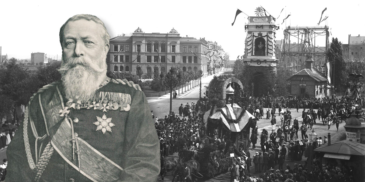 Portraitfoto von Großherzog Friedrich I. Im Hintergrund ist ein historisches Foto des Festzugs zu seinem 70. Geburtstag abgebildet. Geschmückte Festwagen sind umgeben von einer großen Menschenmenge. Ein Festplatz in der Oststadt ist dahinter zu sehen.