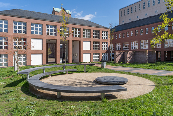 Mini-Amphitheater vor BLB Haupthaus