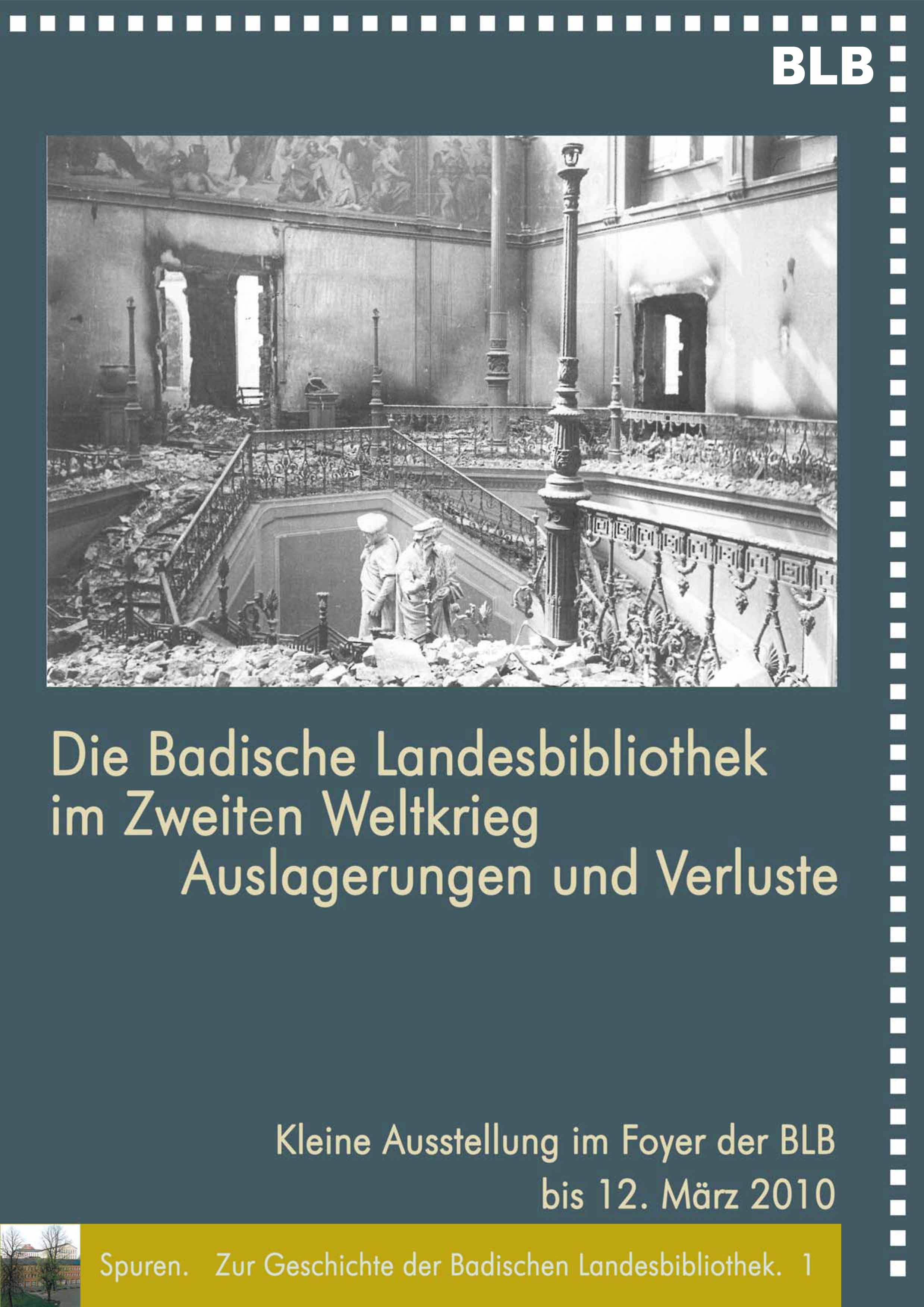 Zu sehen ist die Schwarz-Weiß-Fotografie des ausgebombten Treppenhauses im Naturkundemuseum Karlsruhe. Weiterhin Textinformationen zur Ausstellung. 
