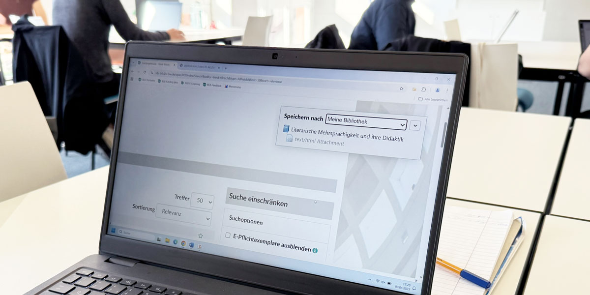 Zu sehen ist der Bildschirm eines Laptops im Seminarraum der Lernwerkstatt. Die Eingabemaske für das Literaturverwaltungsprogramm Zotero ist geöffnet.